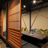 落ち着いた大人の個室空間で、厳選したお肉をリーズナブルに楽しむことができます。特別な日や大切な人との食事にぴったりの雰囲気で、プライベート感を大切にしたひとときをお過ごしいただけます。贅沢な味わいと共に、心安らぐ時間をお楽しみください。