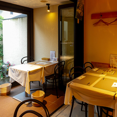 テーブル３テラスの２名様お席です。屋根があります半テーブルがありますので最大３名様までご案内可能です２名様の場合となりにベビーカーを置くことができます