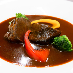 【当店自慢の逸品料理】牛ほほ肉の赤ワインデミグラスソース煮込み。その他、逸品料理も各種ご用意。の写真
