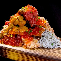 道産海鮮が豪華に盛られた「海鮮ぶっかけこぼれ寿司」の写真