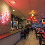 広々とした店内に中華の雰囲気漂う「ドラゴン軒」は、駅近なので終電を気にしなくていいのが嬉しい♪