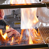 快な炎で一気に焼き上げる名物の炭火焼きは、熟練の職人が絶妙な火加減で調理します。高温の炎で表面を香ばしく焼き上げることで、厳選された肉の旨味を内側にしっかりと閉じ込めます。一口食べれば、豊かな香りと溢れ出すお肉のジューシーな旨味が口いっぱいに広がる至福の味わいです。