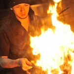 豪快に焼き上げる名古屋コーチンの炭火焼880円は是非食べてほしい一品！