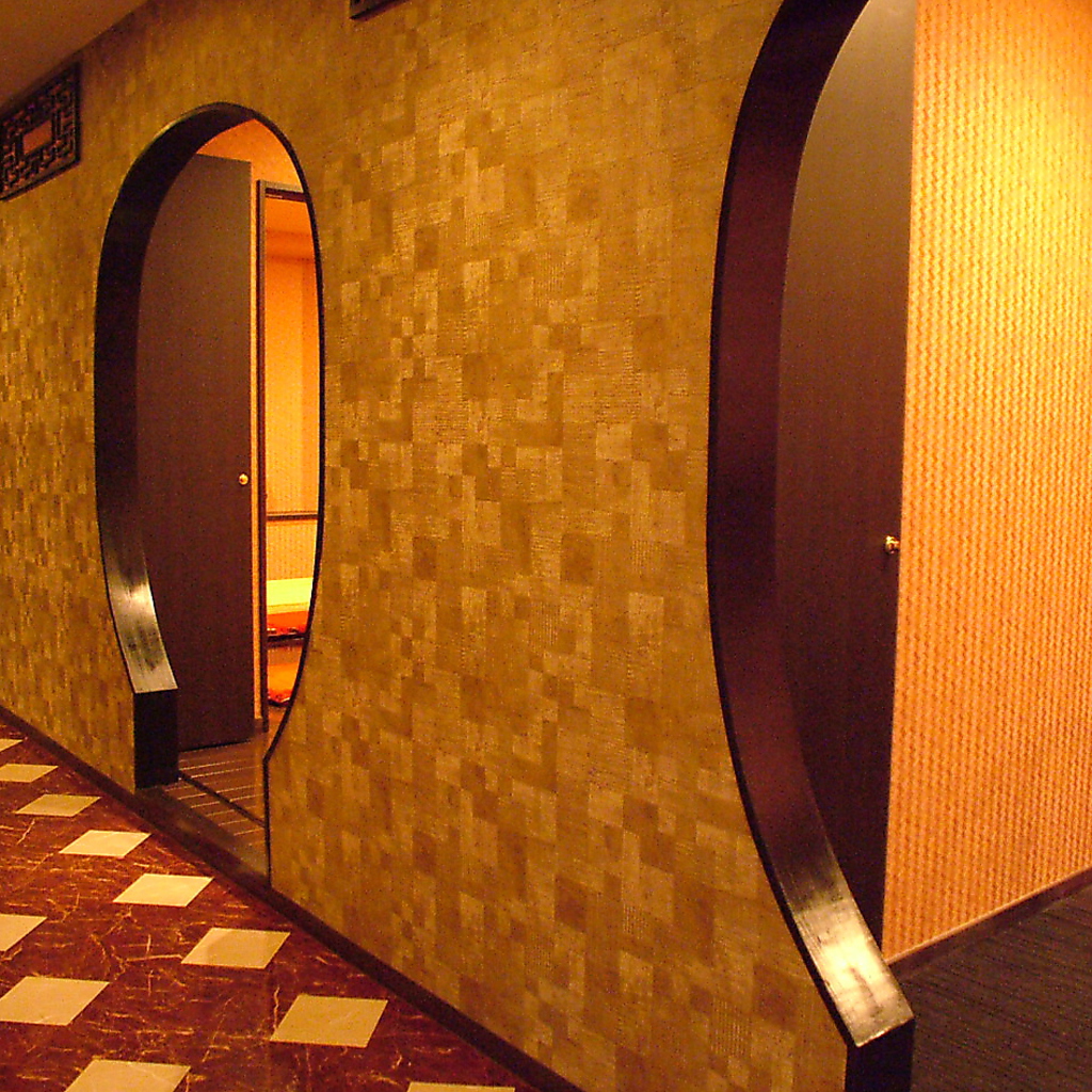 【2階　VIPフロア】人数に応じて個室をご用意いたします。宴会コースに＋2100円で飲み放題付きに。