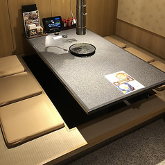 【全室個室】温かみのある掘りごたつは、全て完全個室でプライベート感満載。心地よい空間で、家族や友人とゆっくりお食事を楽しむのに最適です。掘りごたつの温もりに包まれ、特別な時間をお過ごしいただけます。大切な人との絆を深める、思い出に残るひとときをご提供いたします。