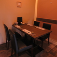 《一階／半個室》4名様用のテーブル席は2名様からご利用可能。少人数、仲間同士の飲み会の席や大人女子会にも。