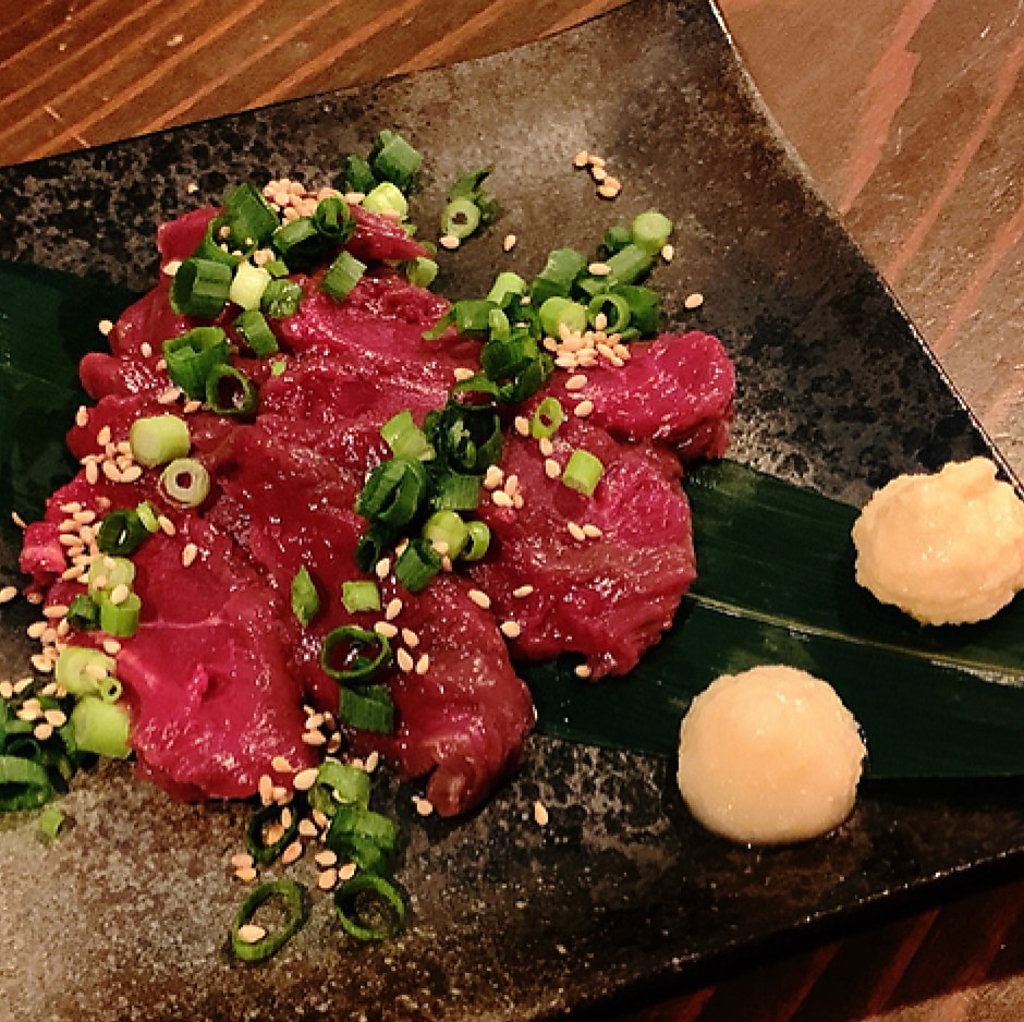 二種類の付けダレで楽しんで頂ける『熊本名物馬刺し』 低カロリー・高タンパクで女性にも人気！