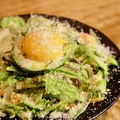 料理メニュー写真 アボカドと卵黄のシーザーサラダ