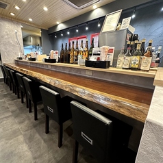 【カウンター】カジュアルに中華を楽しめる当店は、気軽に立ち寄れる雰囲気が特徴です。お一人様でもデートでも◎