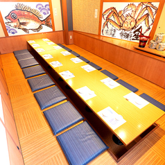 【掘りごたつ宴会】歓送迎会などの各種会社宴会、同窓会、二次会など大人数での団体利用まで、幅広い用途にご利用いただける掘りごたつ席ございます。みんなでワイワイたくさん飲んで食べて盛り上がるも良し、ゆっくりと語らいながら過ごすのも◎