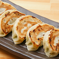 自慢の手作りギョーザと逸品！