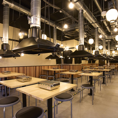 2名でも4名でもお使いいただきやすいテーブルを店内中央に完備♪