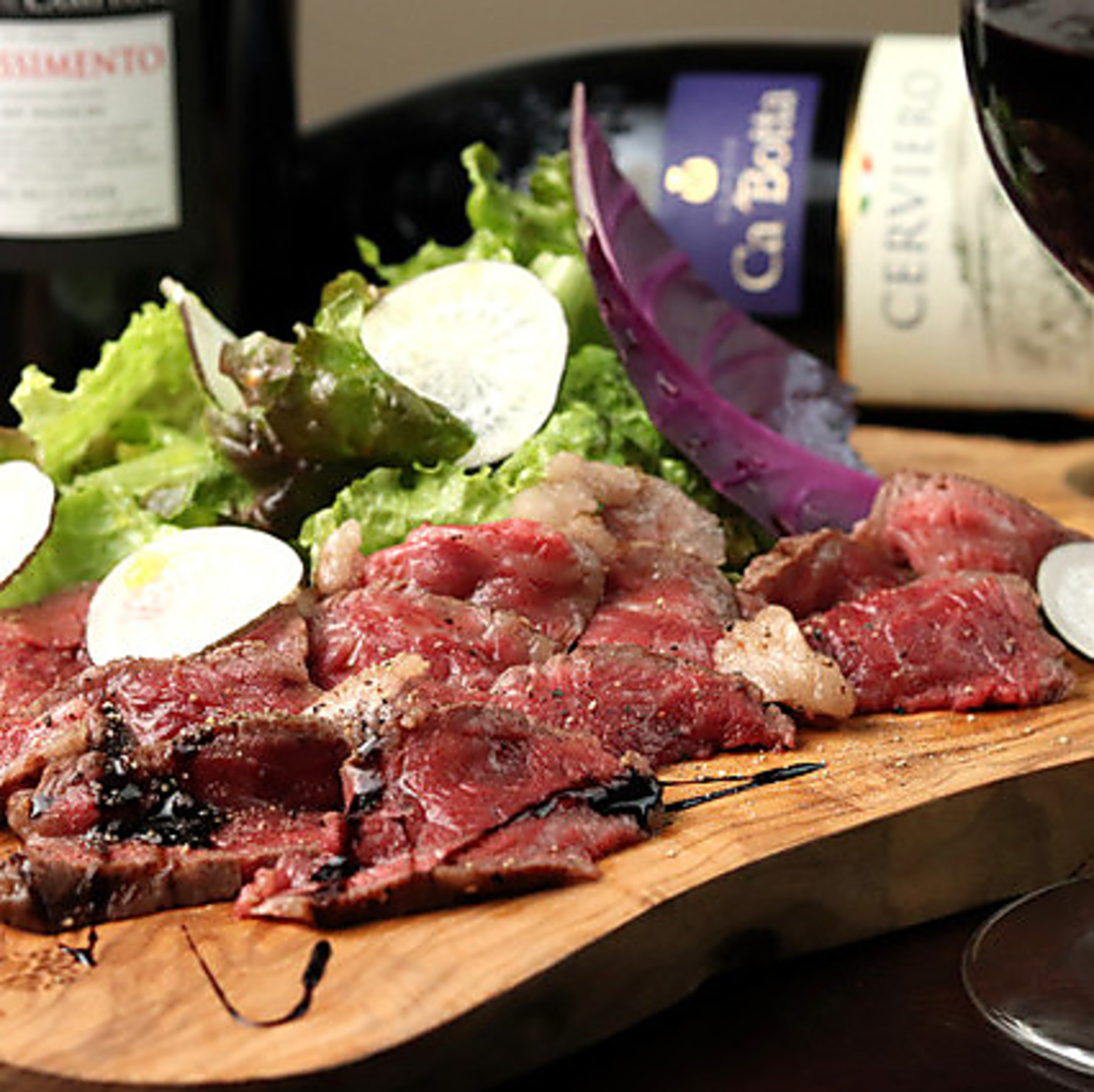 八千代黒牛の美しい霜降りと、上質な脂の甘味が特徴。一口ごとにお腹と心を満たしてくれるでしょう。