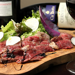 八千代黒牛の美しい霜降りと、上質な脂の甘味が特徴。一口ごとにお腹と心を満たしてくれるでしょう。