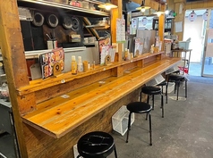 雰囲気抜群のカウンター席もございます!おひとり様での気軽な一杯から、距離がぐっと縮まる横並びのデートまで、様々なシーンでご利用頂けます。目の前に広がる調理の臨場感を味わいながら、当店自慢の料理が出来上がるのを待つのもわくわく出来る特等席です。美味しいお食事とともに、素敵な時間をお過ごしください