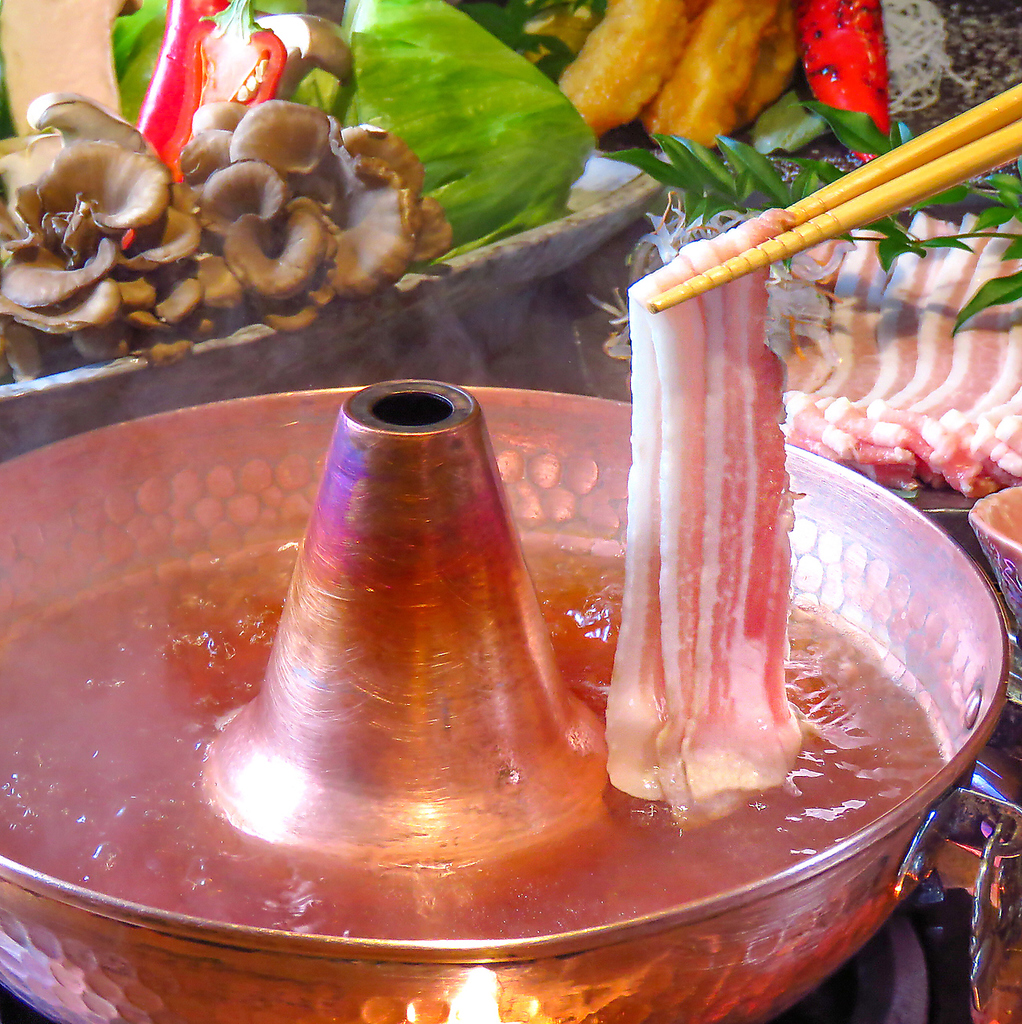 プレミアム黒豚と新鮮なレタスのしゃぶしゃぶはさっぱり頂けます。