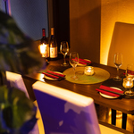 しっとりと飲みたいときにオススメな♪照明が柔らかく差し込んだ雰囲気あるテーブル席です♪