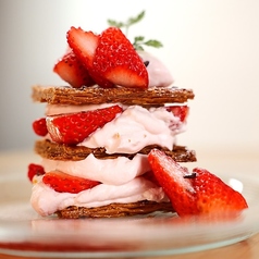 【季節のミルフィーユ】季節ごとに変わるフルーツでご来店のたびに楽しめます◎《890円(税込)》の写真