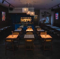 【着席時は40名様までOK！】プロジェクターも完備♪貸切では、マイク・音響の変更も承ります。