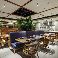 【料理人が目の前で仕上げるオープンキッチン】