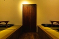 記念日や誕生日などの特別なシーンには、畳が敷かれた小上がりの個室席がおすすめです。落ち着いた暖色の照明が優しく照らすプライベート空間で、周りの目を気にせずお祝いができます。大切な日を彩る、心に残るディナータイムをご提供いたします。 &nbsp;