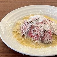 シェフ提案のパスタと自家製パンでソースまで楽しむ♪