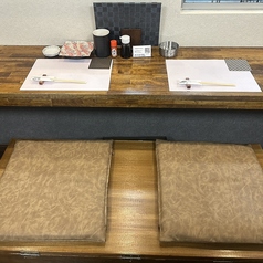 炭火焼きや調理のライブ感を間近で楽しめるカウンター席をご用意。目の前で焼かれる魚や肉の香り、職人の手捌き、立ち上る炎など臨場感たっぷりで、一層おいしさが引き立ちます。仕事帰りの一人飲みやデートにも最適な特等席です。