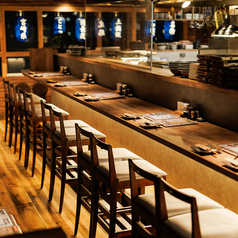 ライブ感溢れるカウンターでゆったりとお過ご頂けます。【京都/河原町/京都河原町/四条/河原町 居酒屋/焼き鳥/焼鳥/河原町 居酒屋/京都 居酒屋/ランチ/食べ放題/飲み放題/食べ飲み放題/誕生日/記念日/個室/鍋/接待/忘年会/新年会/宴会】