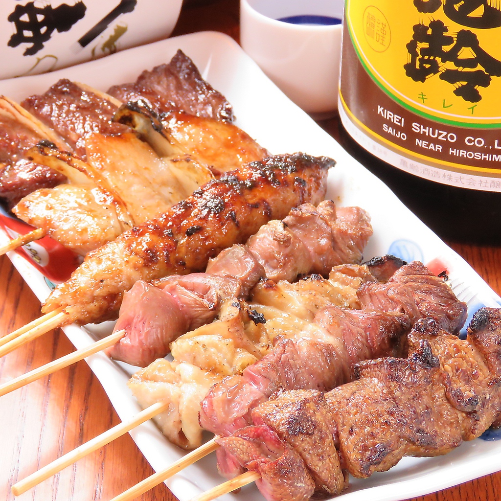 席についたらまずはコレ！徳ちゃん自慢のやきとん、焼鳥、室蘭名物 室蘭焼きは各種120円（税抜）～