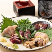 鶏肉の真の美味しさを知るなら、まずは当店の「鶏刺し盛り合わせ」をご注文ください。肝のシャキシャキ感など、希少な部位も日によってはご用意しております]。それぞれの部位が持つ、驚くほど異なる食感と繊細な味わいを、ぜひ食べ比べてみてください。