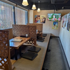 掘りごたつ席は4名様や最大20名様までの宴会にも対応可能。足を伸ばしてお寛ぎいただけます。