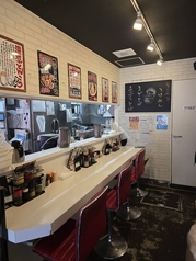 厨房からの熱気と活気が溢れている【カウンター席】　綺麗で清潔な店内～にぼ吉はお一人様でも入りやすいお店です☆ランチや夕食の他、学校・会社帰りや飲んだ後の〆にいかがですか？お気軽にどうぞ！是非お好きな一杯を見つけて下さい♪厨房からの熱気と活気が溢れています。