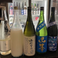 季節に合わせて日本酒を取り揃え。人気の銘酒も…