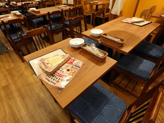【テーブル席2名席×9席】広々とした店内は、女子会や宴会に最適です。お席のレイアウトは、人数に合わせて自由に調整できますので、少人数でのご利用はもちろん大人数でのパーティーや貸切のご相談もお気軽にお申し付けください。ゆったりと落ち着いた空間で、お食事と楽しい会話を心ゆくまでお楽しみいただけます♪