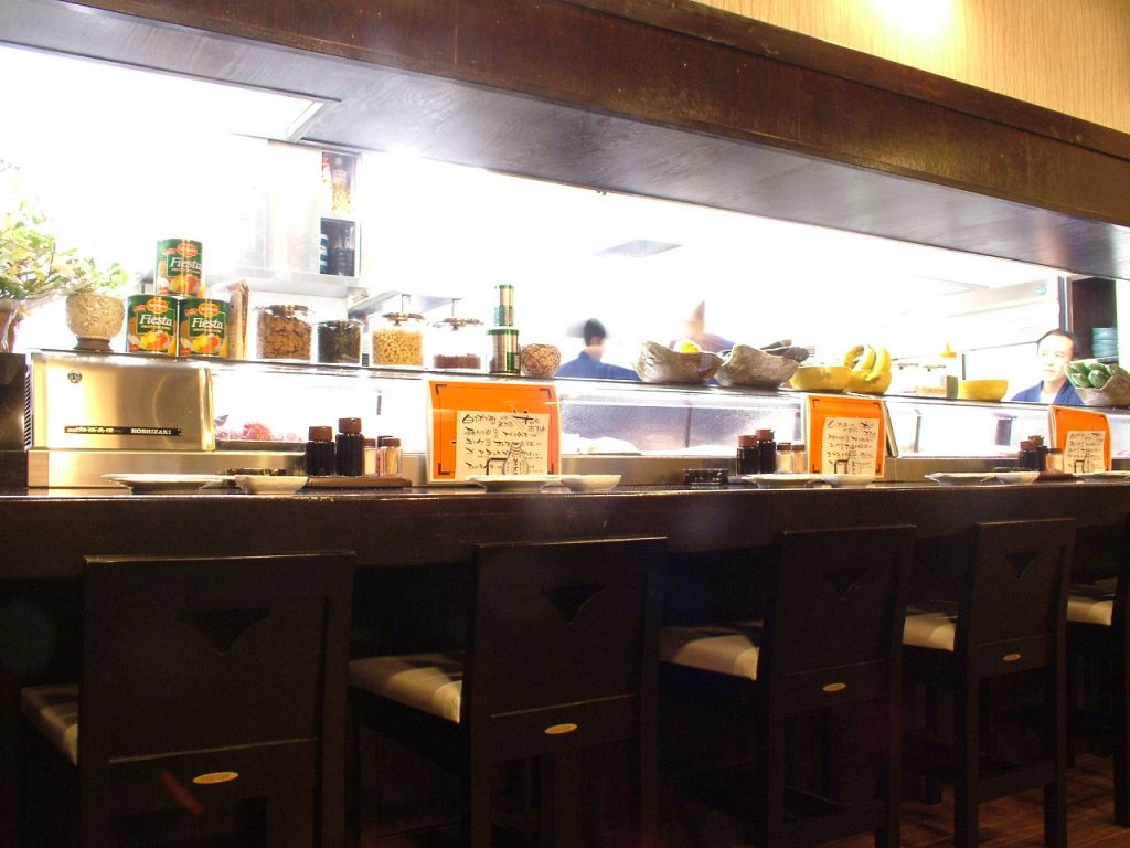 木目調のホッとするカウンター。お一人様でもお気軽にどうぞ♪