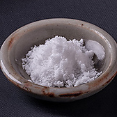 七輪焼きは備長炭を使用し、味の決め手になる塩は平賀まで煮詰めた口当たりまろやかな「吉母産」を使用しています。