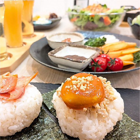 夜は美味しいクラフトビールで賑わい・くつろぎのひとときを