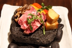 新たに『溶岩石焼き』をご提供。高遠赤外線により素材本来の旨みをご堪能頂けます。