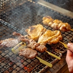 当店名物の炭焼きは素材の旨みをぎゅっと閉じ込めます。カウンター席では目の前でご覧いただけます。