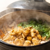 当店が自信を持ってお届けする「名物鳥萬の釜めし」は、ご注文を頂いてから一釜ずつ、お客様のために心を込めて丁寧に炊き上げます。テーブルで蓋を開ける瞬間の、湯気と共に立ち上る鶏と出汁の芳醇な香り。鶏肉のふっくらとした食感そしてそれらの旨味が凝縮されたお米一粒一粒の味わいを、存分にご堪能ください。