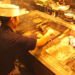 職人たちが畳一畳分の巨大な炉を使って新鮮魚介を焼き上げる♪カウンターで見るとライブ感がすごい♪
