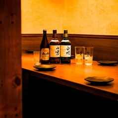 【12名~20名様対応◎完全個室でゆったり宴会♪】気心知れた仲間と、特別なひとときを過ごすなら当店へ！選び抜かれた“大山鶏”と“京紅地鶏”の炭火焼き鳥や、名物『鶏餃子＆黒豚餃子』を囲みながら美酒と共に盛り上がる◎空間は木の温もりとスタイリッシュなインテリアで統一♪会話が自然と弾む居心地の良さも魅力です。