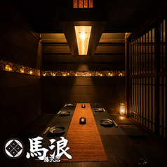 ６名様までご利用可能な広々とした掘りごたつ席は、中規模の飲み会や女子会、ご家族での団らんにぴったりな空間です。足を伸ばしてリラックスしながら、当店のこだわり料理と豊富なお酒を心ゆくまでご堪能いただけます。藤沢駅からアクセスも良く、全席喫煙可能ですので、ビジネスマンの皆様の打ち上げ等にも最適です。