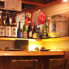 【1Ｆカウンター】日本酒好きの店主はお話上手。1人から2人まではぜひカウンターで。温かな照明などこだわりのインテリアに囲まれた店内で楽しむお食事はまさに絶品！当店でしか味わえない逸品をお届けします！
