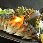 写真は、とろ〆さばのサッと炙りです。口の中に入れた瞬間にとろける感じが何とも言えない逸品です♪