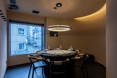 2階には6つの完全個室を完備。個室利用料は無料です。完全個室となっている為、プライバシーが完全に守られております。ご親族の集まりやお祝い事等のお食事をプライベート空間でお楽しみくださいませ。大変人気のお席ですので、ご利用を検討される際はお早めにご予約ください。