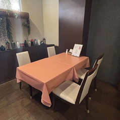 ご家族の集まりや慶事にもご利用いただける、広めのテーブル席をご用意しております。背もたれ付きの椅子でご年配の方も疲れにくく、お子様連れでも安心してお過ごしいただける広々とした空間です。地元の食材を活かした体に優しいお料理を囲んで、三世代で笑顔あふれる楽しいお食事の時間をお楽しみいただけます◎