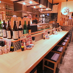 お一人様でも立ち寄りやすいカウンター席。壁一面に飾られた日本酒や壁掛けMENUが雰囲気を高めます。