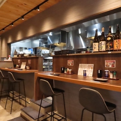 カウンターのお席もございますので、お一人様でのご利用も大歓迎です！自分のペースでゆったりお食事を楽しんでいただけます。また、デートやご夫婦でのご来店にもおすすめです。焼き鳥の香ばしい匂いを感じながら、是非特別なひと時をお過ごしください。