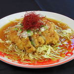 当店自慢の人気メニュー「油淋鶏」はボリューミーな鶏肉に、酸味の効いたタレが相性抜群！お酒にも♪